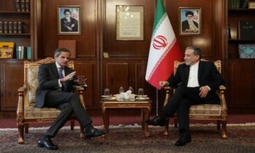 جروسي يبحث مع عراقجي تطورات المفاوضات غير المباشرة بين إيران وأمريكا