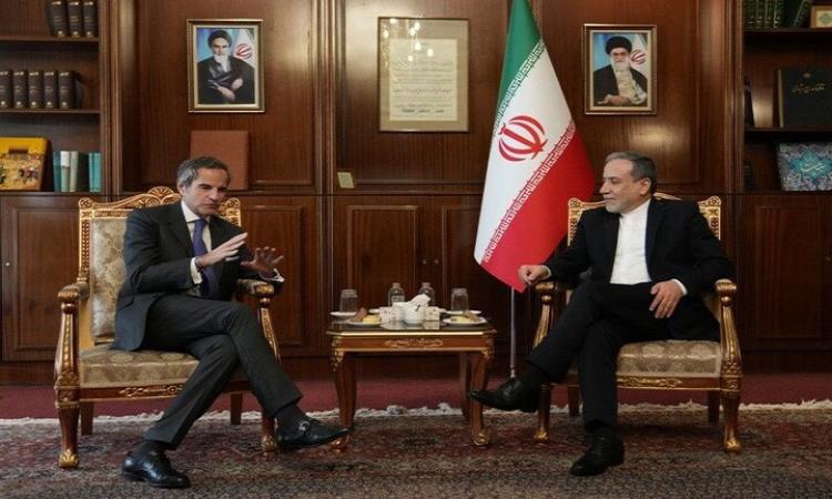 جروسي يبحث مع عراقجي تطورات المفاوضات غير المباشرة بين إيران وأمريكا