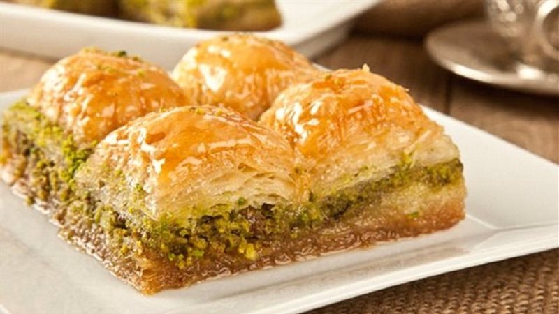 طريقة عمل البقلاوة بالفستق في رمضان بخطوات سهلة وطعم فاخر 1 طريقة عمل البقلاوة بالفستق في رمضان بخطوات سهلة وطعم فاخر