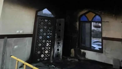 مستوطنون إسرائيليون يحرقون مسجدًا في نابلس