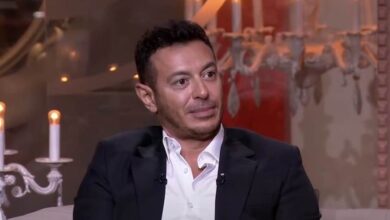 مصطفى شعبان يساند السيدة المسنة ضحية الاعتداء ويعلق: أمي ثم أمي ثم أمي