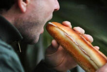 البحرين تحظر الإفطار جهراً في رمضان وتهدد بعقوبات تصل للحبس