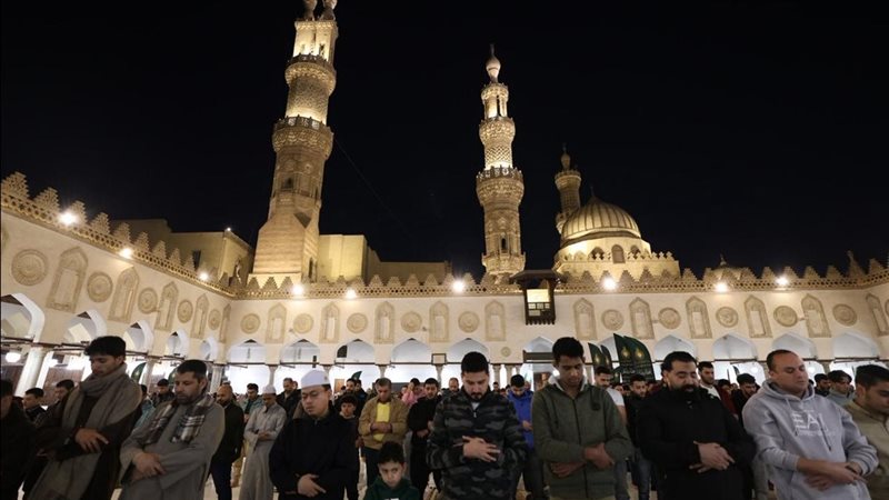 المصلون يؤدون صلاة العشاء والتراويح في الأزهر بالليلة الثامنة من رمضان. 1 المصلون يؤدون صلاة العشاء والتراويح في الأزهر بالليلة الثامنة من رمضان.