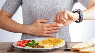 الصيام قد يسبب زيادة الوزن في رمضان بسبب الإفطار الخاطئ.. وخبير يوضح الحل