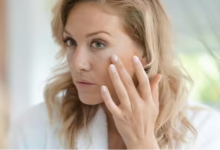 4 وصفات طبيعية من زيت الأفوكادو لترطيب وتفتيح البشرة لإزالة المكياج