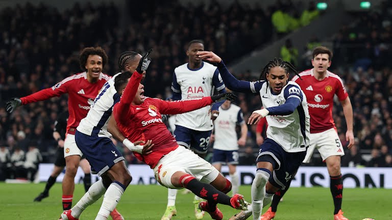 مان يونايتد يستضيف توتنهام في قمة البريميرليج اليوم