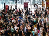 فوضى في مطارات أوروبا: أحوال جوية قاسية تلغي عشرات الرحلات وتترك آلاف المسافرين عالقين