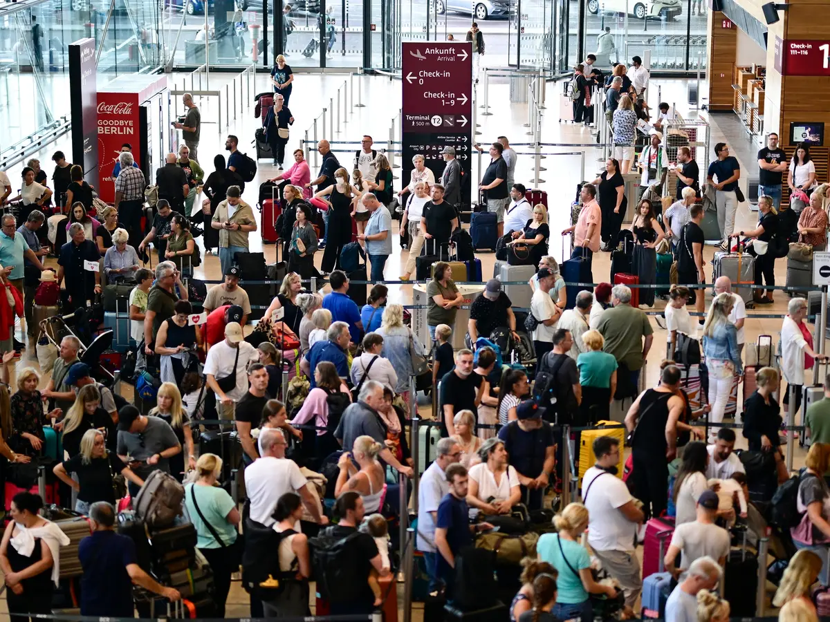 فوضى في مطارات أوروبا: أحوال جوية قاسية تلغي عشرات الرحلات وتترك آلاف المسافرين عالقين