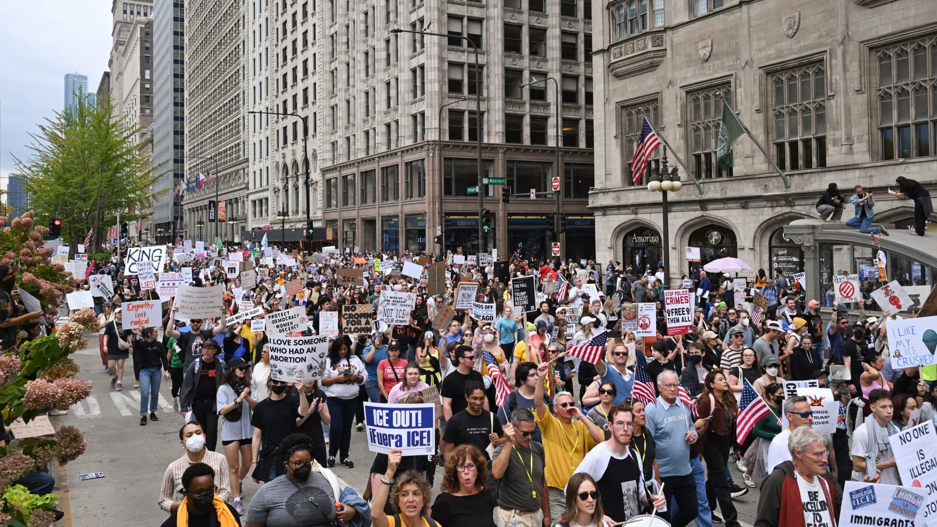 احتجاجات في أمريكا ضد حملة ترامب على الهجرة