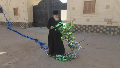 أجراس الكنيسة تعانق أنوار الفوانيس.. القمص يؤنس أديب يزين كنيسة الغردقة لاستقبال شهر رمضان الكريم