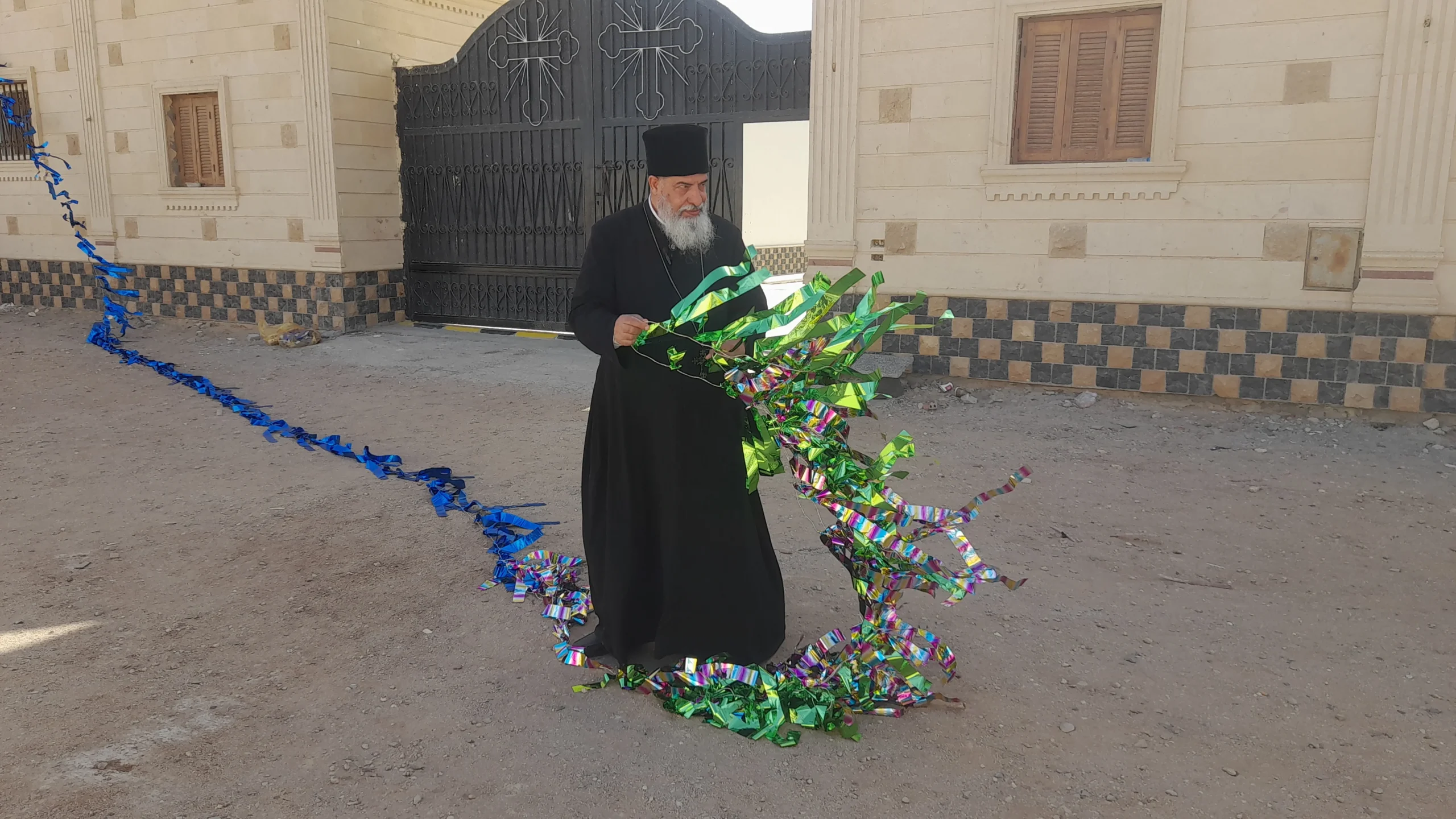 أجراس الكنيسة تعانق أنوار الفوانيس.. القمص يؤنس أديب يزين كنيسة الغردقة لاستقبال شهر رمضان الكريم