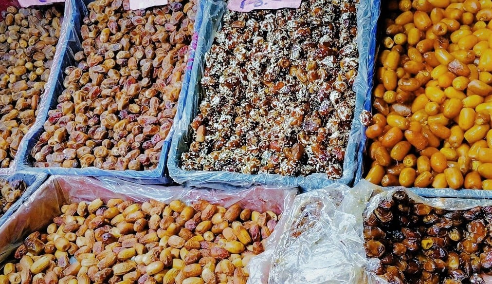 قبل حلول رمضان.. البلح السيوي يسيطر على واجهات المحلات والتمور الفاخرة تتصدر الطلب، وأسعار السلع الأساسية مستقرة وسط استعدادات المواطنين