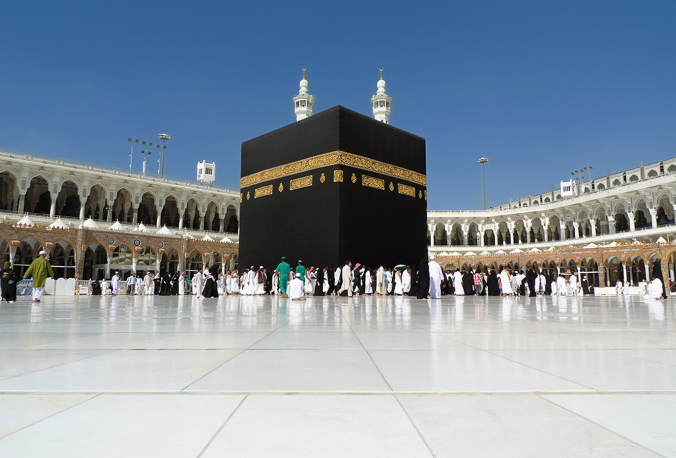 كيف يحافظ المسجد الحرام على برودة رخام المطاف؟