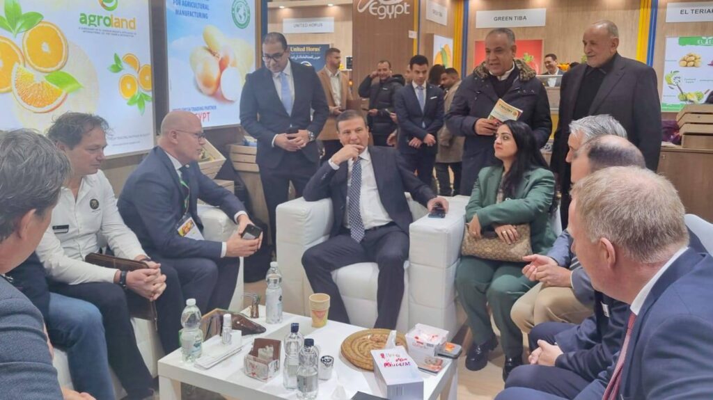 وزير الزراعة يبحث في برلين تعزيز التعاون مع الشركات الهولندية لرفع الإنتاج والتصدير الزراعي