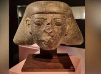 مصر تسترد رأس تمثال أثري نادر من هولندا بعد خروجه بطرق غير مشروعة