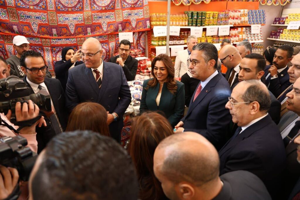 بالصور.. وزيرا التموين والتنمية المحلية يفتتحان معارض «أهلاً رمضان» بالقليوبية