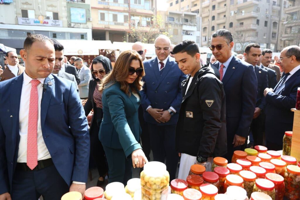 بالصور.. وزيرا التموين والتنمية المحلية يفتتحان معارض «أهلاً رمضان» بالقليوبية