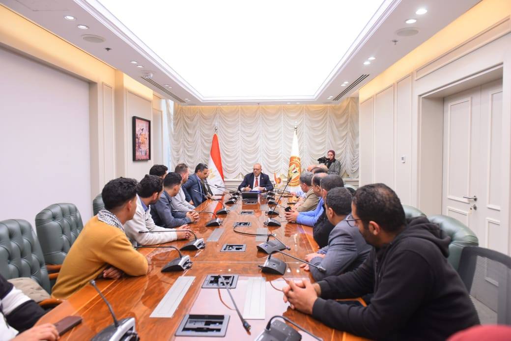 وزير العمل يحسم إضراب "جيد تكستايل إيجيبت" ويعيد الإنتاج بكامل طاقته