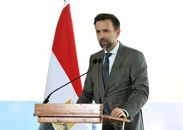 رئيس الوزراء يشهد انضمام أول طائرة من طراز Airbus A350-900 إلى أسطول مصر للطيران 4 رئيس الوزراء يشهد انضمام أول طائرة من طراز Airbus A350-900 إلى أسطول مصر للطيران