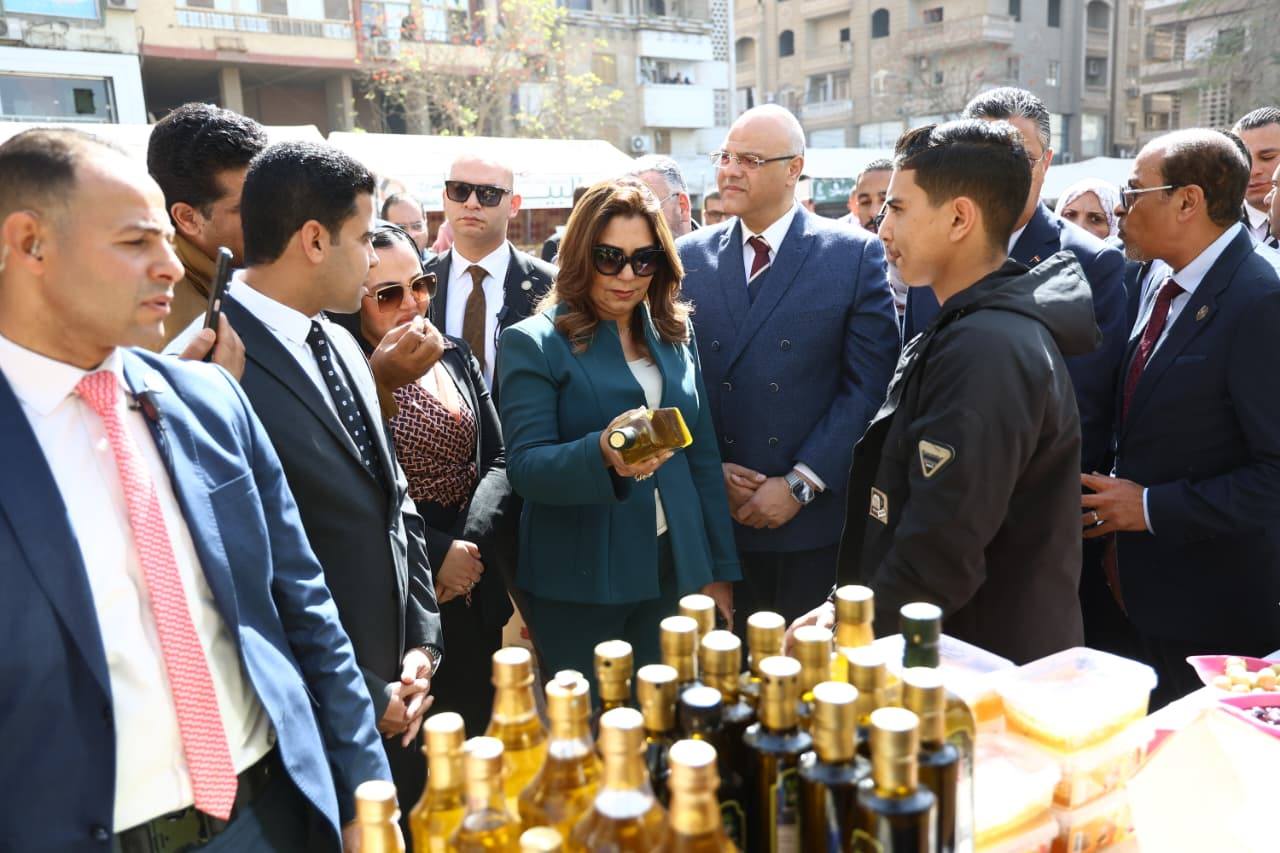 بالصور.. وزيرا التموين والتنمية المحلية يفتتحان معارض «أهلاً رمضان» بالقليوبية