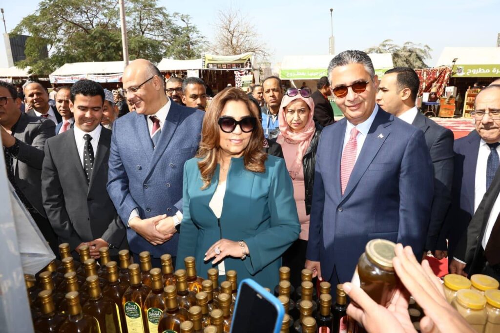 بالصور.. وزيرا التموين والتنمية المحلية يفتتحان معارض «أهلاً رمضان» بالقليوبية