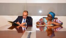 وزير الخارجية يلتقي نظيرته الليبيرية ويوقع مذكرة تفاهم لتعزيز التدريب الدبلوماسي