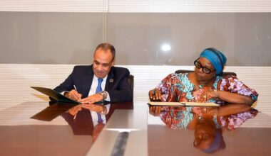 وزير الخارجية يلتقي نظيرته الليبيرية ويوقع مذكرة تفاهم لتعزيز التدريب الدبلوماسي