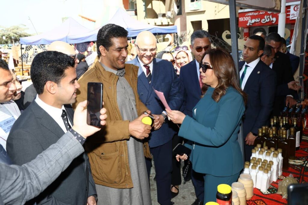 بالصور.. وزيرا التموين والتنمية المحلية يفتتحان معارض «أهلاً رمضان» بالقليوبية