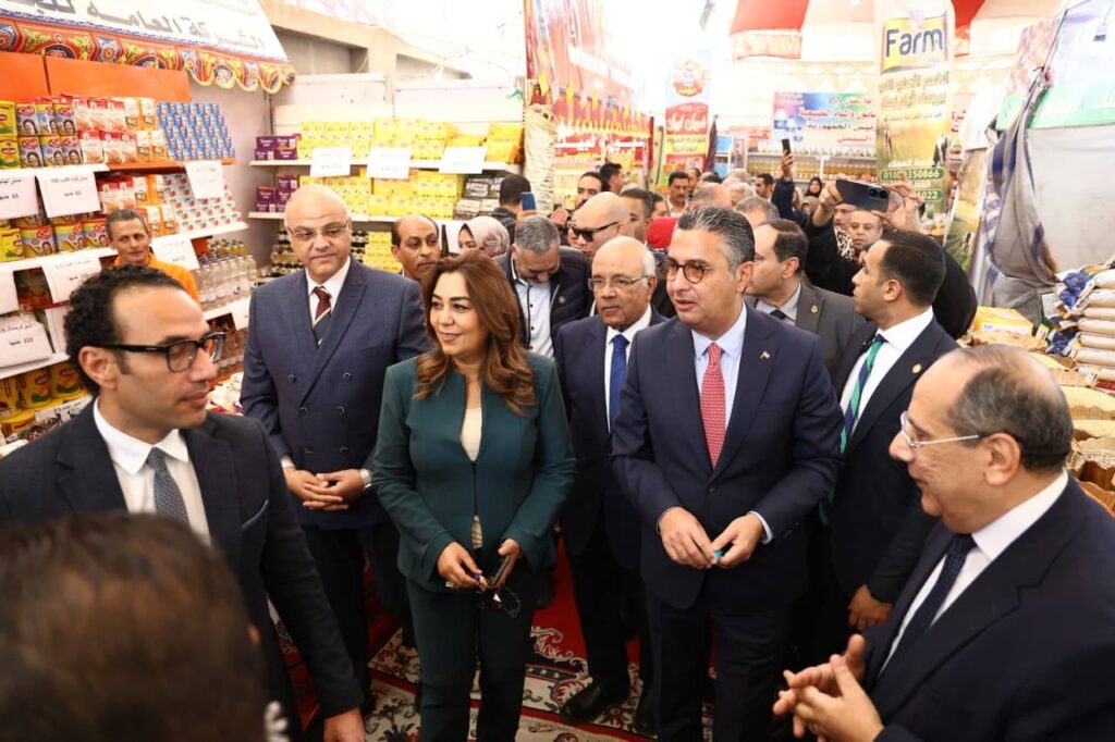 بالصور.. وزيرا التموين والتنمية المحلية يفتتحان معارض «أهلاً رمضان» بالقليوبية
