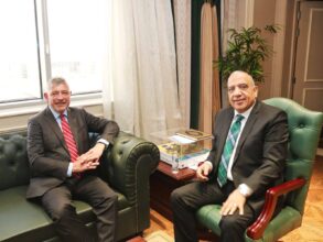 مصر والدانمارك تبحثان تعزيز التعاون في مجال الطاقة المتجددة وجذب الاستثمارات