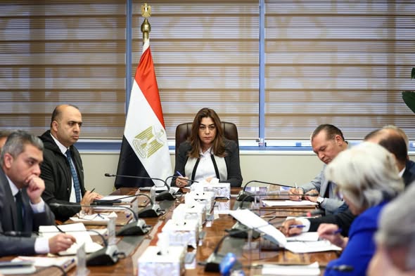 وزيرة التنمية المحلية والبيئة تستعرض خطط العمل وتكامل المشروعات مع قيادات الوزارة