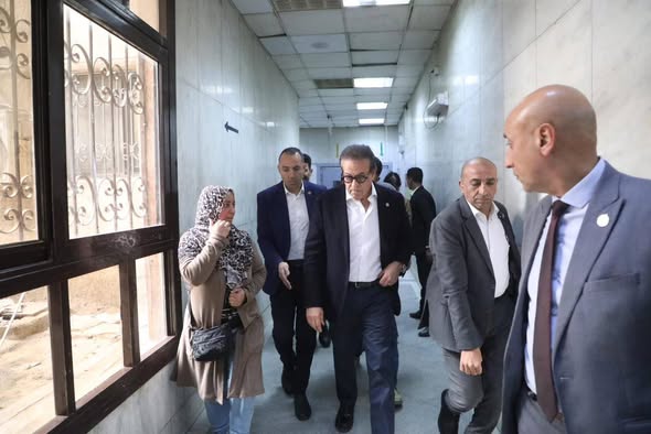 وزير الصحة يجري جولة مفاجئة بمستشفى السلام التخصصي في أول أيام رمضان ويحيل المدير للتحقيق 1 وزير الصحة يجري جولة مفاجئة بمستشفى السلام التخصصي في أول أيام رمضان ويحيل المدير للتحقيق