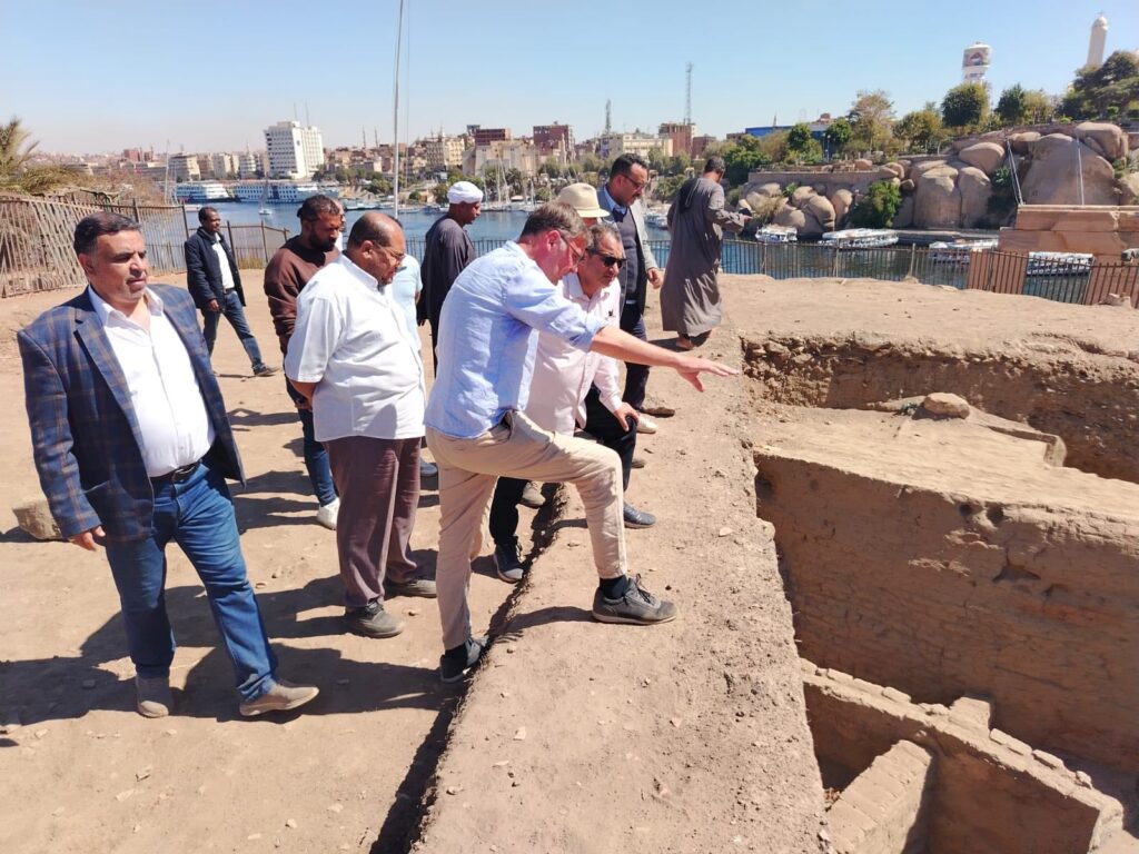 الأمين العام للمجلس الأعلى للآثار يتفقد مشروعات تطوير المواقع الأثرية بأسوان