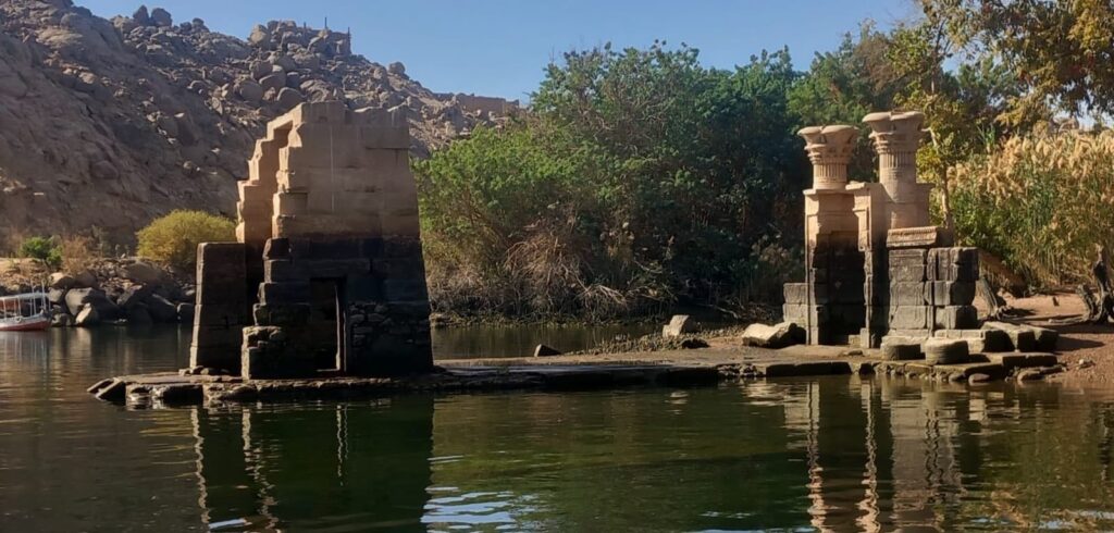 الأمين العام للمجلس الأعلى للآثار يتفقد مشروعات تطوير المواقع الأثرية بأسوان