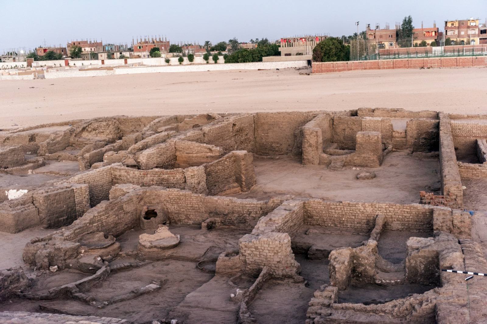 بعثة مصرية فرنسية تكشف مدينة سكنية من عصر شيخ العرب همام وجبانة قبطية أقدم أسفلها في قنا