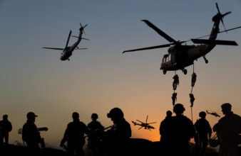 الولايات المتحدة تعزز وجودها العسكري في الشرق الأوسط قبل مفاوضات