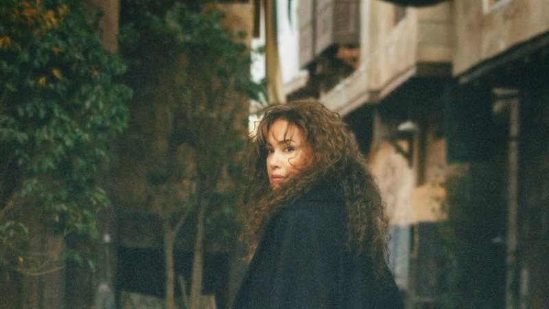 مسلسل مناعة يلفت الأنظار بصريًا ويعيد أجواء الثمانينيات بحرفية عالية