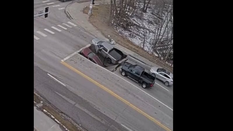 فيديو مرعب.. انشقاق الأرض يبتلع سيارتين وسط شارع في أمريكا