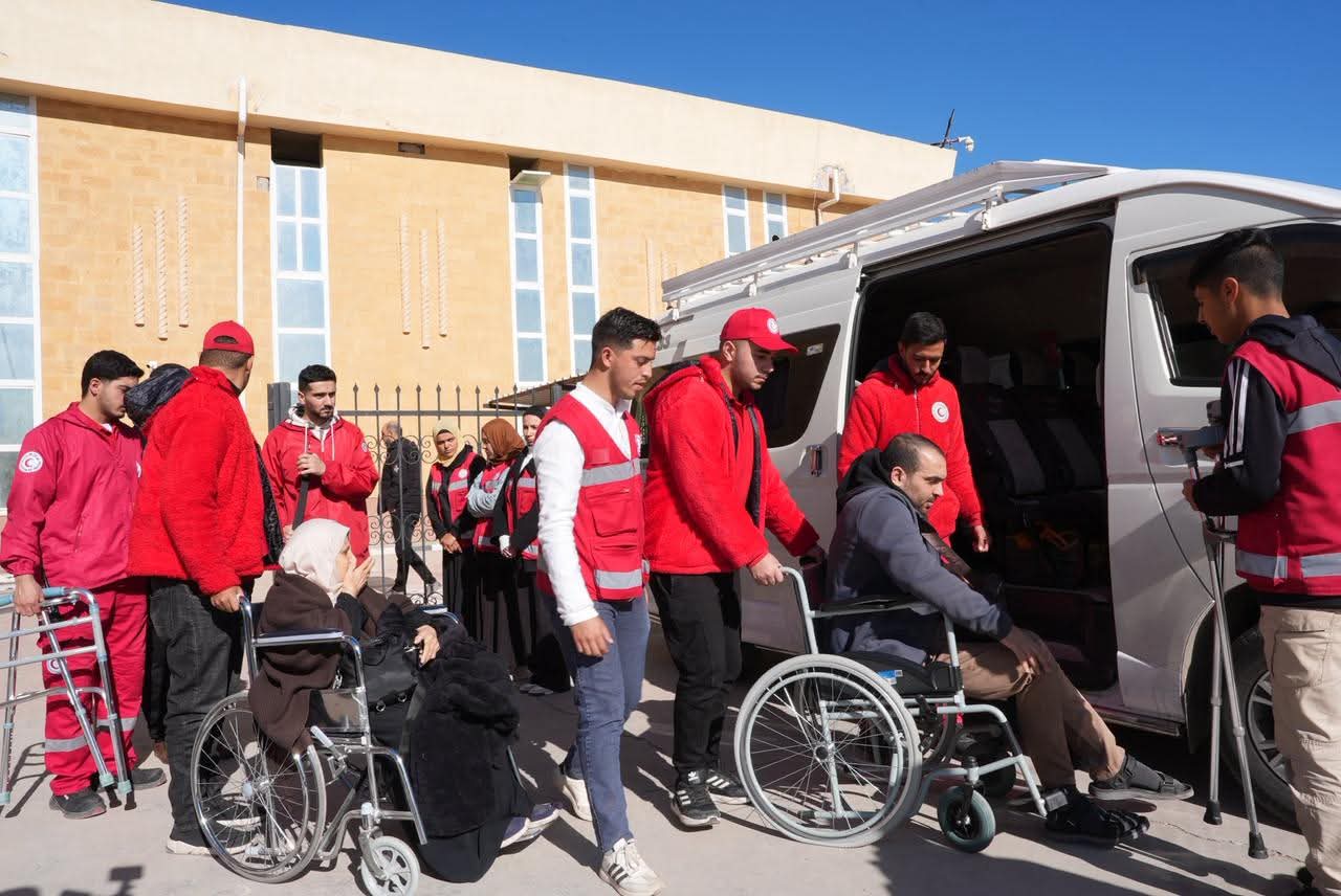الهلال الأحمر المصري يواصل جهوده الإنسانية باستقبال الدفعة الرابعة من جرحى غزة وإطلاق قافلة «زاد العزة» 132