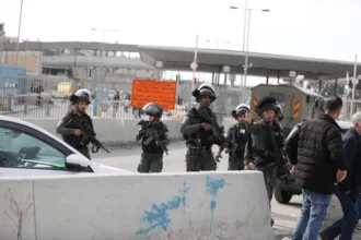 الاحتلال الإسرائيلي يعتدي على صحفيين عند حاجز قلنديا 2 الاحتلال الإسرائيلي يعتدي على صحفيين عند حاجز قلنديا