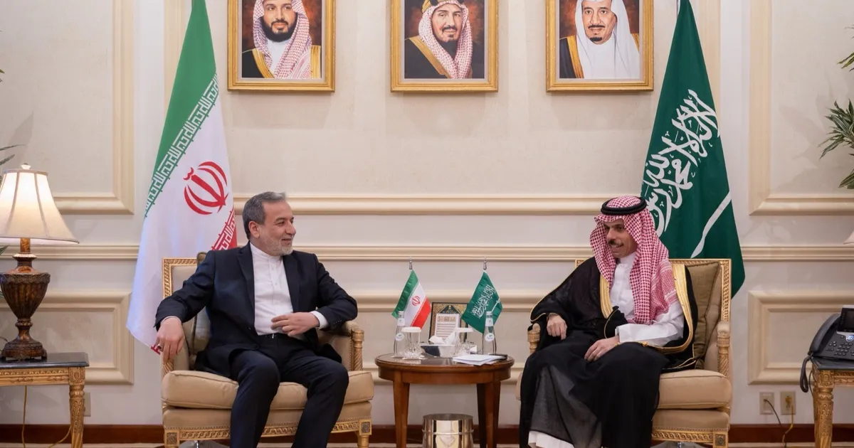 وزير الخارجية الإيراني يبحث مع نظيره السعودي العلاقات الثنائية والمفاوضات النووية 1 وزير الخارجية الإيراني يبحث مع نظيره السعودي العلاقات الثنائية والمفاوضات النووية