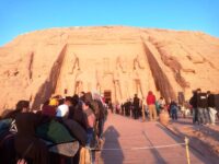 توافد أكثر من 2000 سائح لمشاهدة تعامد الشمس على وجه رمسيس الثاني بمعبد أبو سمبل