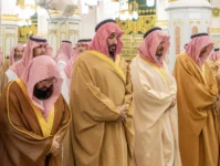 ولي العهد السعودي يزور المسجد النبوي ويؤدي الصلاة في الروضة الشريفة