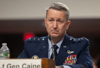 مستشار ترامب ومهندس حروبه السرية.. الجنرال دان كين يحطم تقاليد الجيش الأمريكي ليقود خطة تصفية القيادة الإيرانية 2 مستشار ترامب ومهندس حروبه السرية.. الجنرال دان كين يحطم تقاليد الجيش الأمريكي ليقود خطة تصفية القيادة الإيرانية