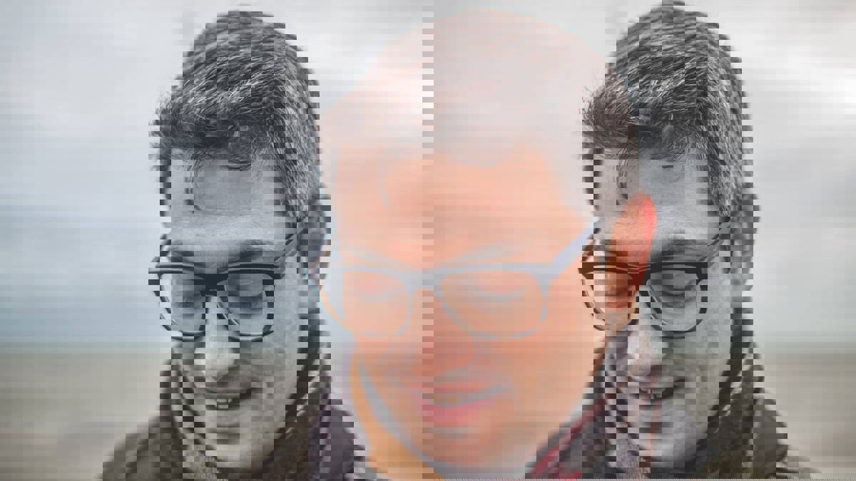 أسباب الشيب المبكر ونصائح غذائية وعشبية لإبطائه