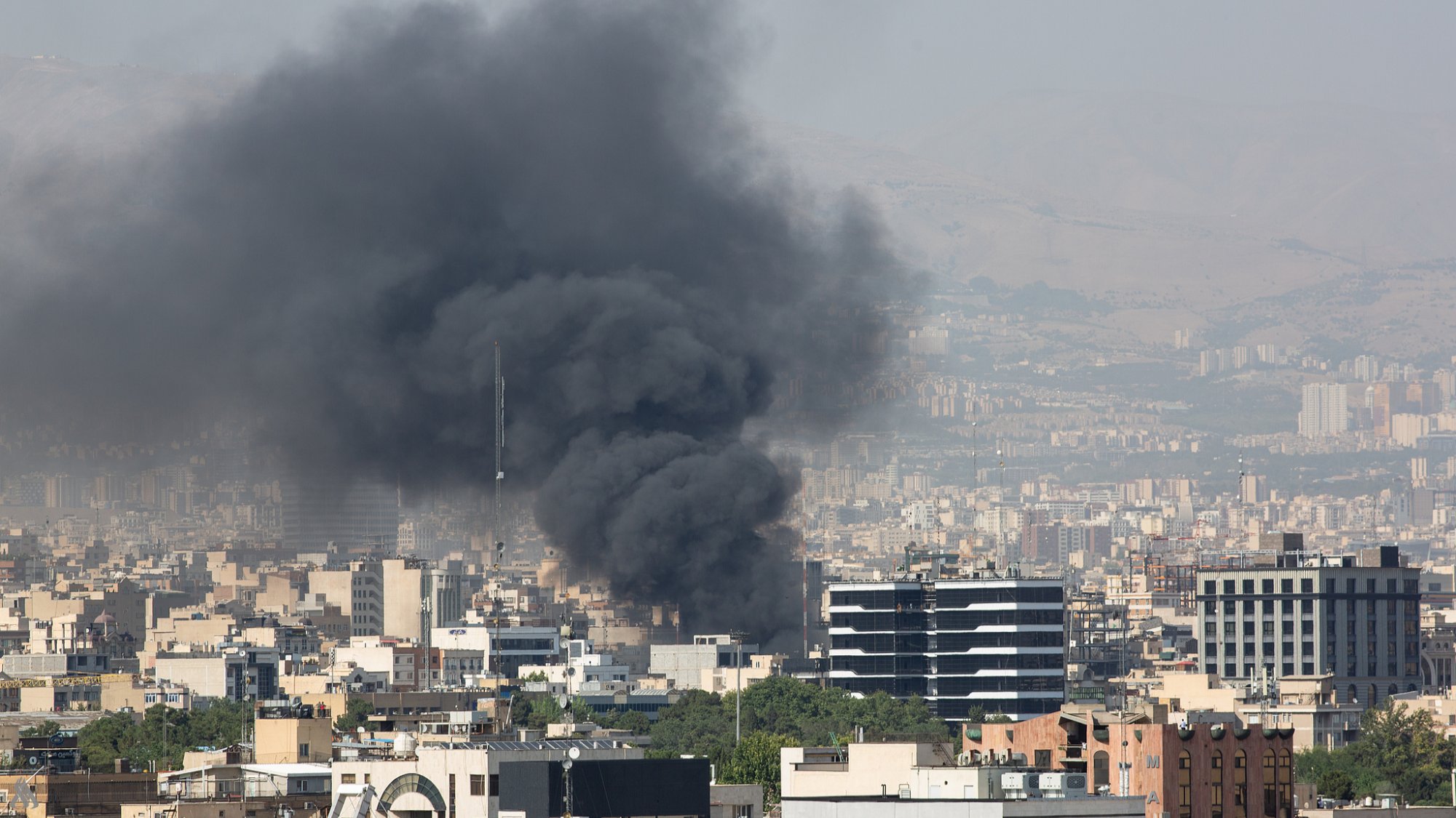 استهداف منزل خامنئي في قلب إيران.. لقطات تكشف تفاصيل العدوان الأمريكي الإسرائيلي (فيديو)