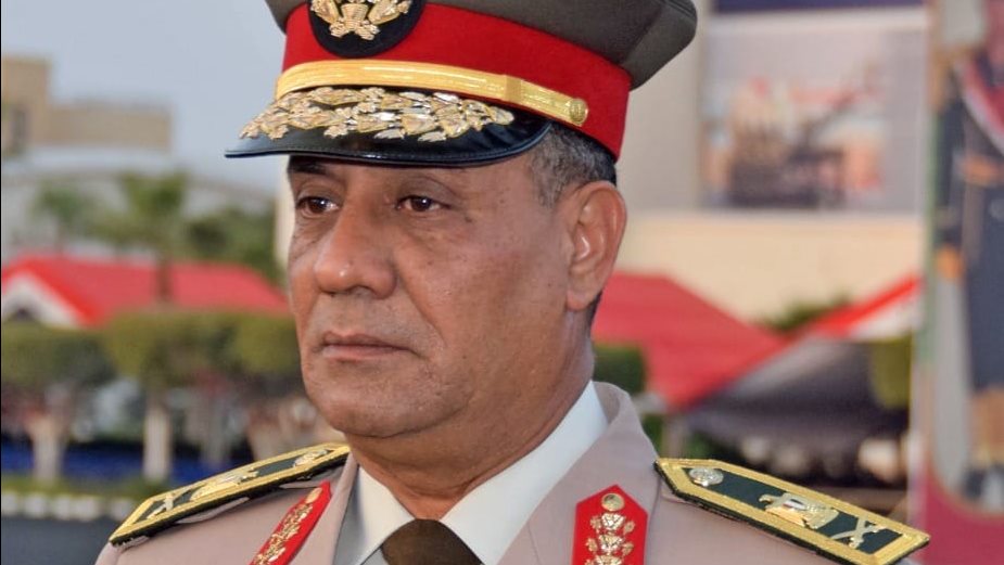 الفريق أشرف سالم وزيراً للدفاع.. مهندس بناء المقاتل المصري يحمل أمانة حماية الوطن