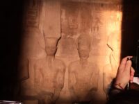 ظاهرة تعامد الشمس على قدس الأقداس بمعبد أبو سمبل تشهد حضورًا سياحيًا واسعًا اليوم