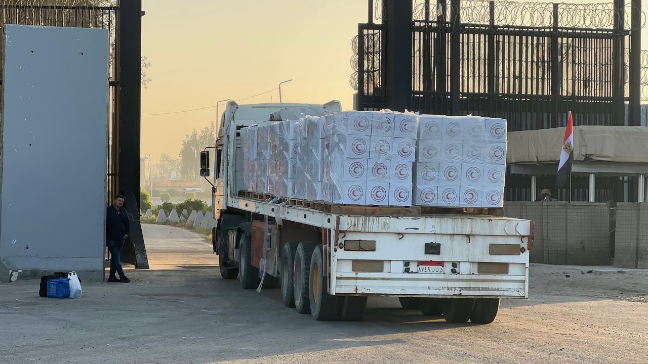 الهلال الأحمر المصري يرسل 5,220 طن مساعدات إلى غزة ضمن قافلة «زاد العزة»