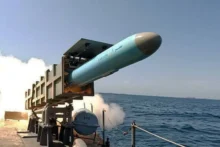 الحرس الثوري الإيراني يطلق صاروخًا دفاعيًا بحريًا جديدًا خلال مناورات في مضيق هرمز